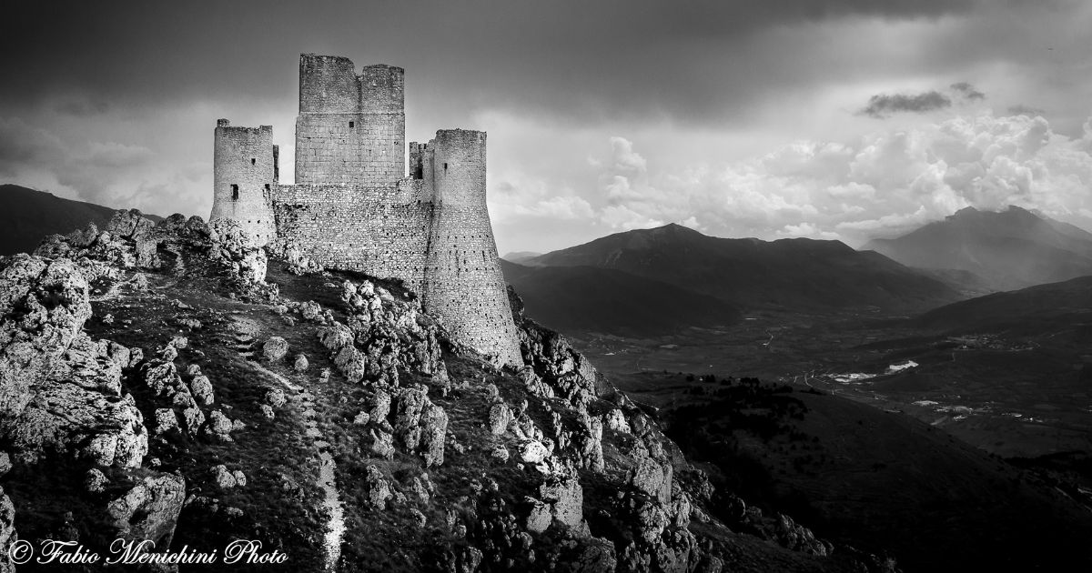 Storia Misteriosa - Il Castello Fantasma di Rocca Calascio in Abruzzo