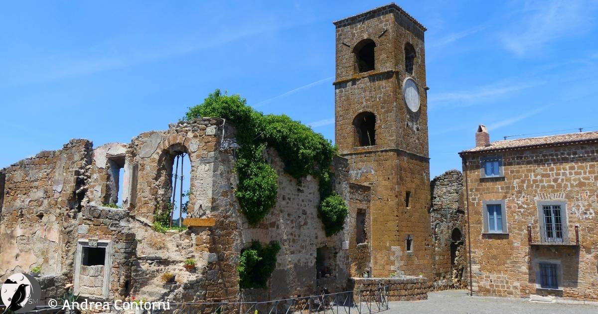Storia Misteriosa - La piazza con la Torre dell'Orologio del Borgo Fantasma di Celleno
